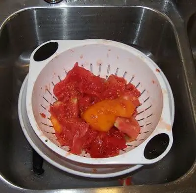 draining the extra juices of the tomato