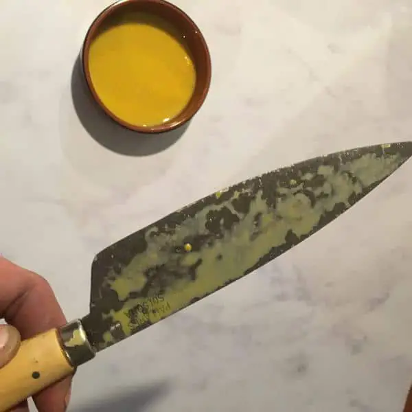 put mustard or vinegar on the knife