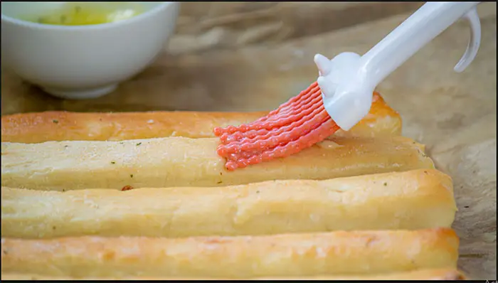 garnish the breadsticks