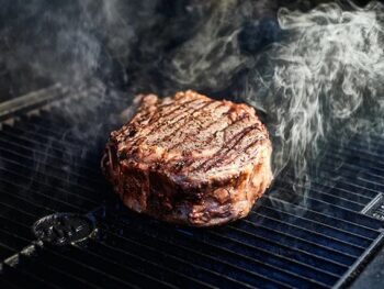 Close-the-Grill-When-Cooking-Steak