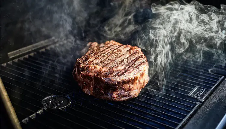 Close-the-Grill-When-Cooking-Steak